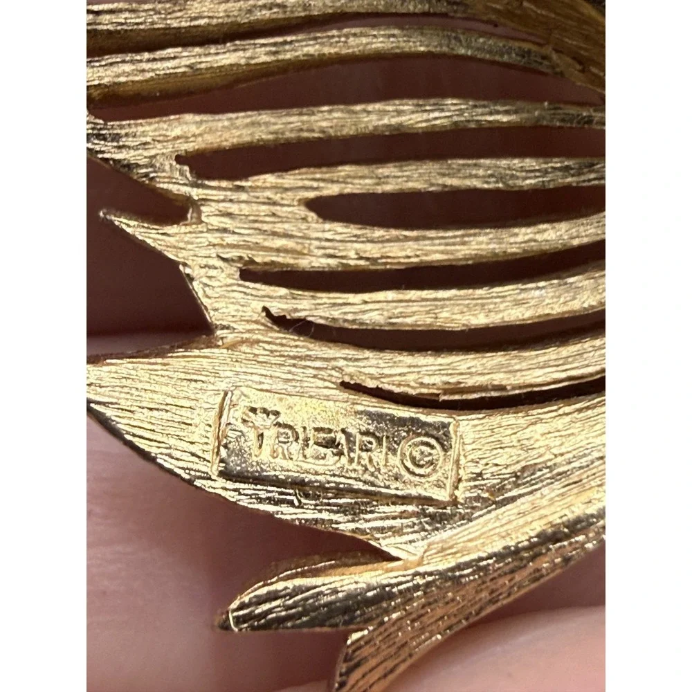 Vintage Trifari‎ Brooch Gold Tone Swan